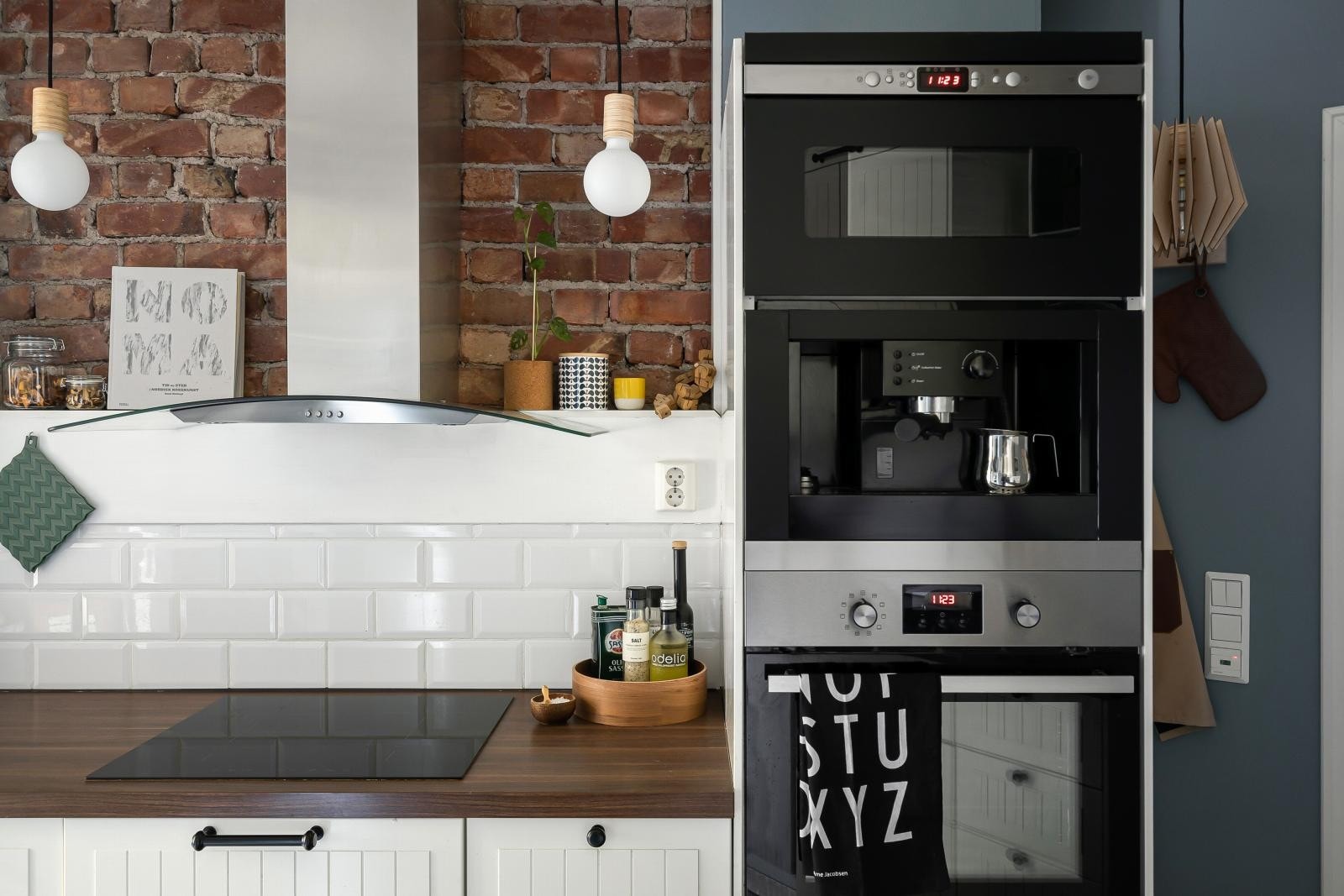 Kjøkkenet er utstyrt med hvitevarer som koketopp, komfyr, mikrobølgeovn, espressomaskin, samt oppvaskmaskin som er ny fra 2018. Galleribilde