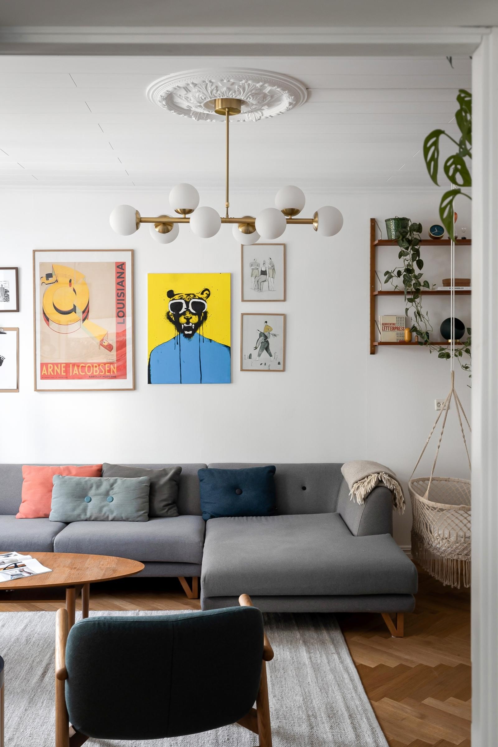 Flott taklampe med klassisk rosett ble gjeninsatt og montert i 2020. Galleribilde