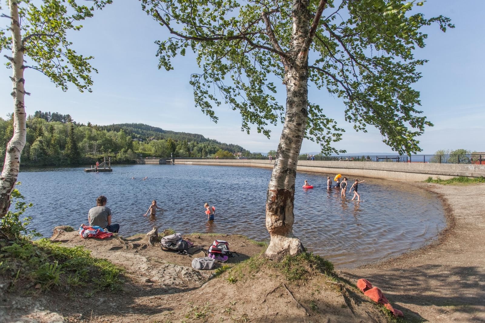 Dersom man ønsker å komme seg nærmere naturen, kan Bymarka innby til flotte tur- og rekreasjonsmuligheter, sommer som vinter. Her fra Theisendammen som er en populær badeplass. Galleribilde
