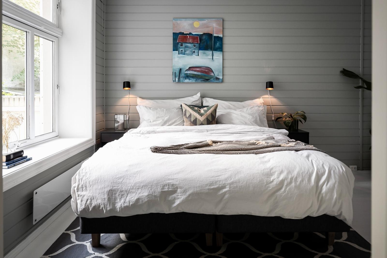 På soverommet har man god plass til en stor dobbeltseng med nattbord på hver side. Galleribilde