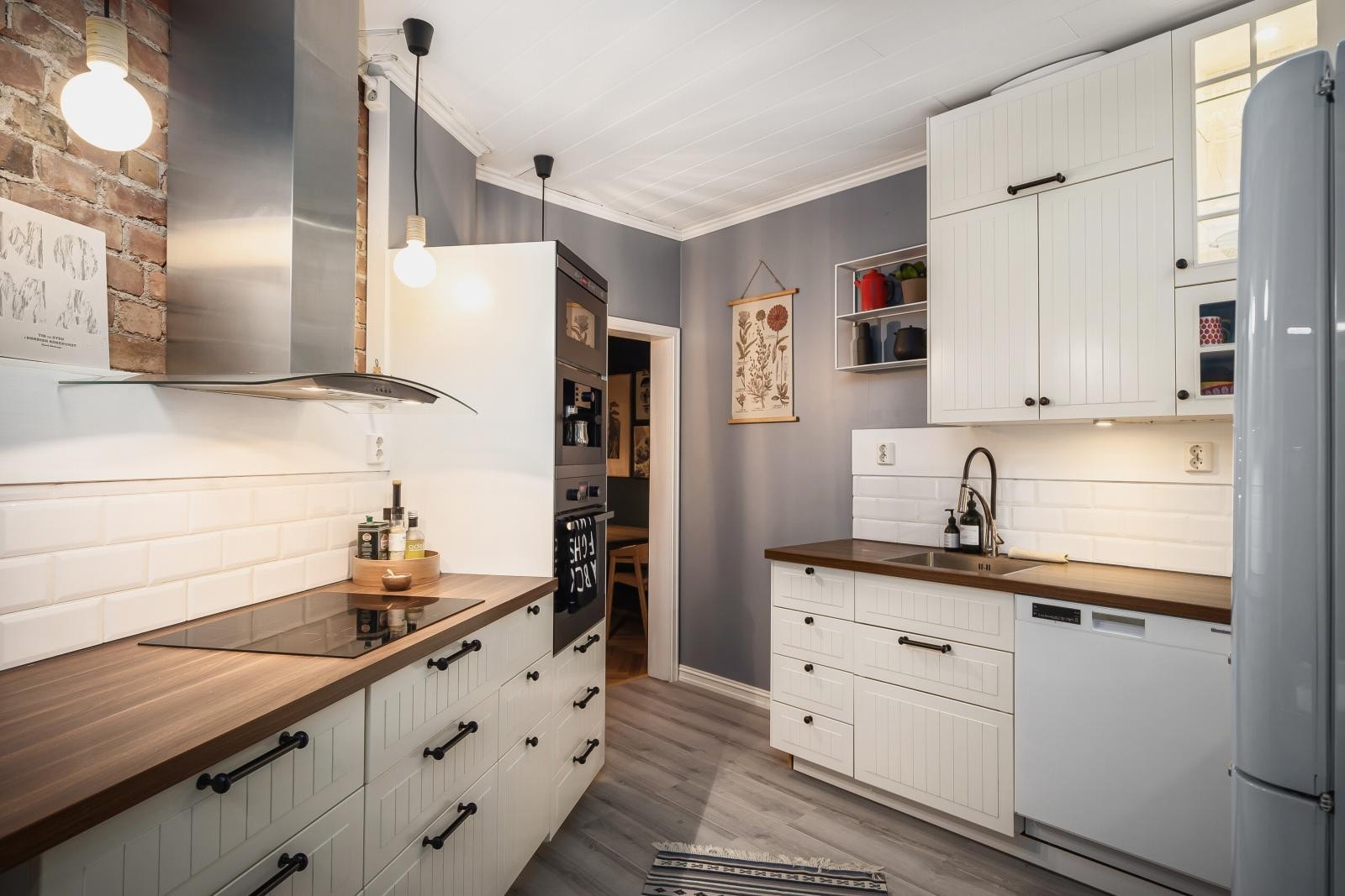 Kjøkkenet har rikelig med oppbevaringsplass i over- og underskap i tillegg til bra med benkeplass. Galleribilde