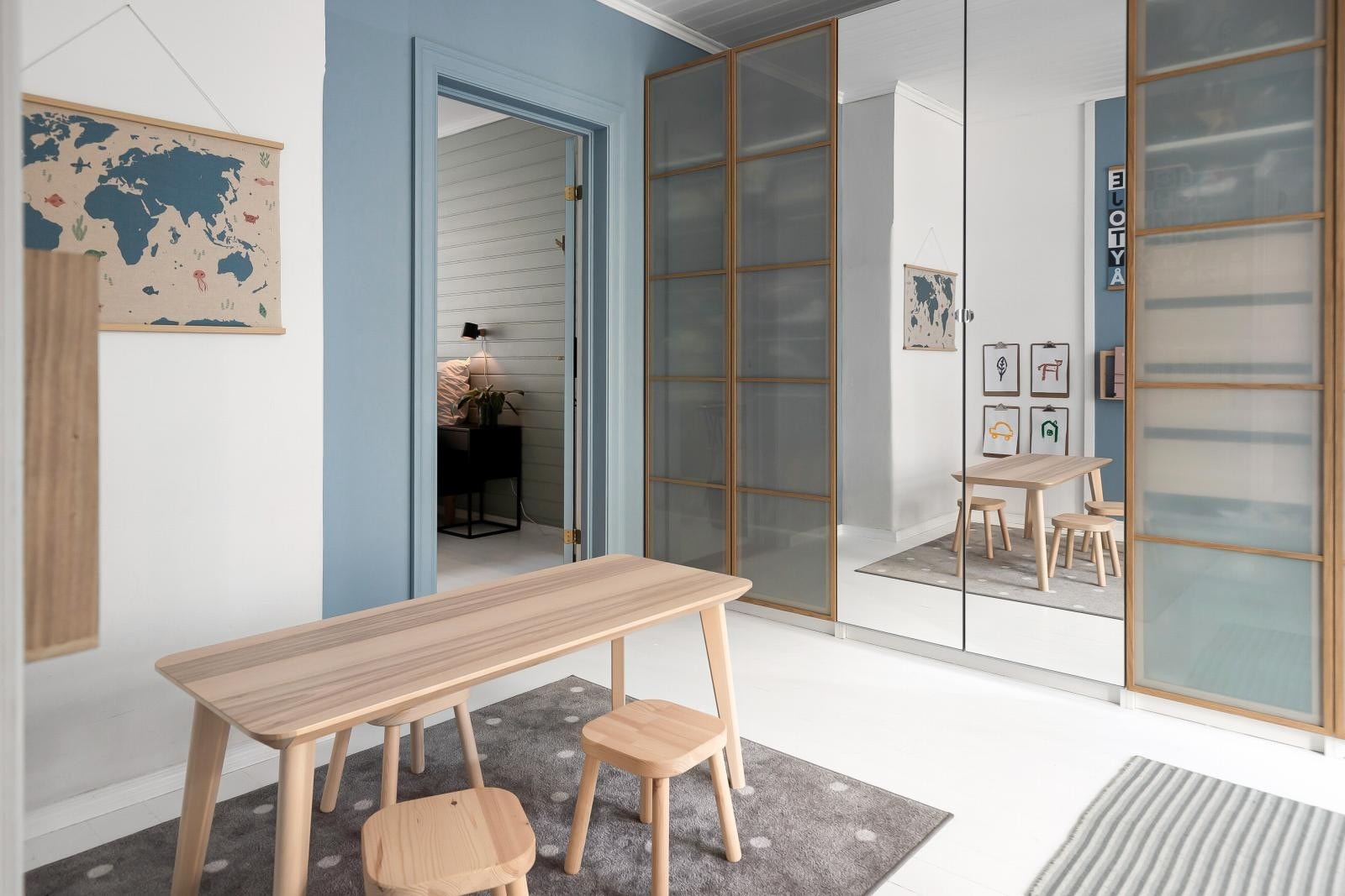 God boltringsplass og masse god oppbevaringsplass for klær og tøy i en stor garderobe. Galleribilde