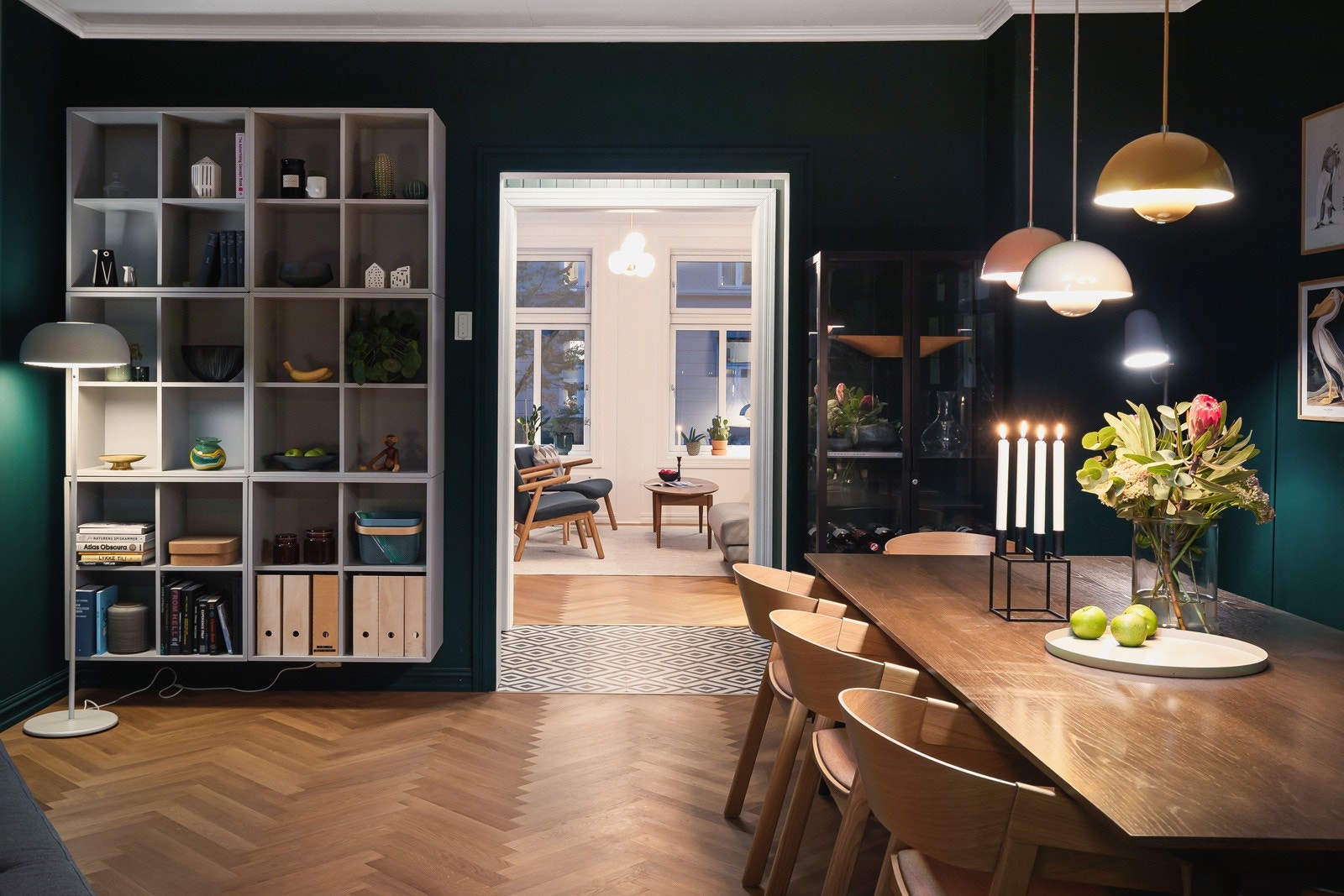 Velkommen til en klassisk bygårdsleilighet med originale detaljer og sjel. Galleribilde