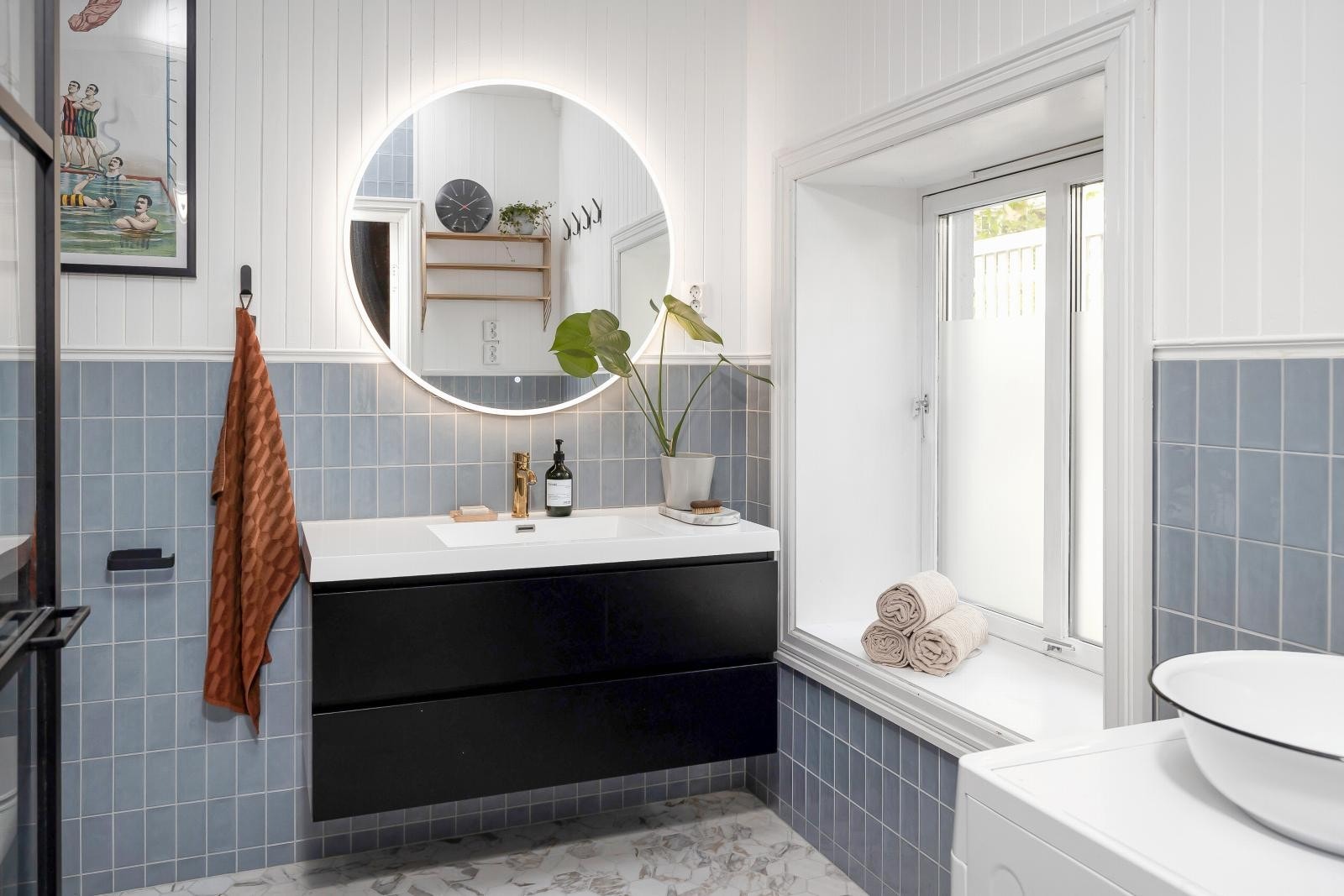 Særdeles flott, nyoppusset bad fra 2021 med lekker baderomsinnredning som tilbyr god lagringsplass. Galleribilde