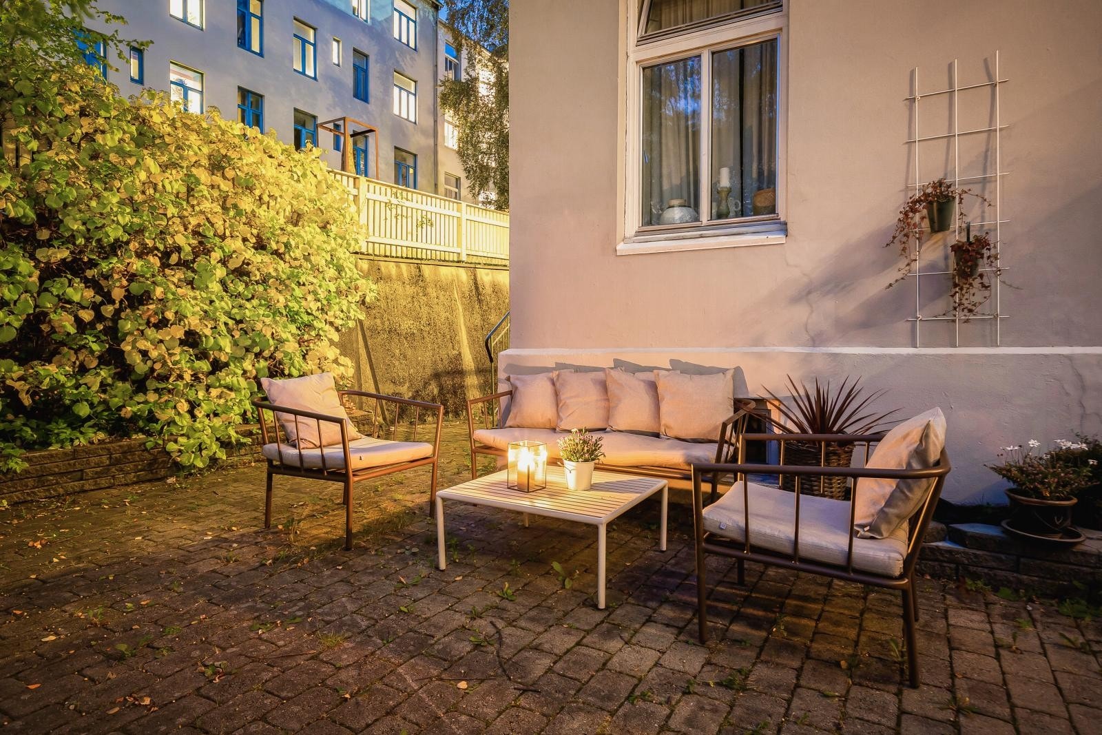 Like utenfor leiligheten har man en hyggelig bakgård til felles bruk for de åtte andelseierne. Bakgården har to sittegrupper som egner seg til både frokost og middag. Galleribilde