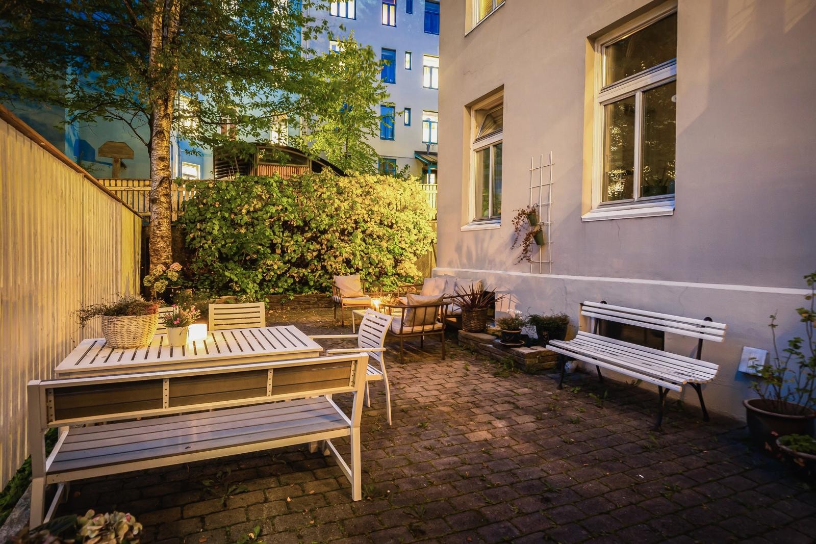 Leiligheten har 4 boder som man disponerer alene; en i samme etasje som leiligheten, en på loftet og to i kjeller. Det er p.t. soneparkering i gate rett utenfor. Galleribilde