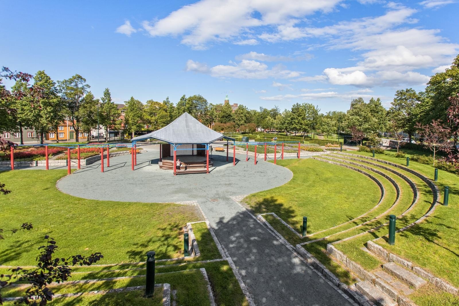 Ilaparken som ligger i umiddelbar nærhet til leiligheten må sies å være noe av det flotteste Trondheim har å by på av parkliv, med fontene, scene, ballplass, lekeapparater og store grøntarealer. Galleribilde