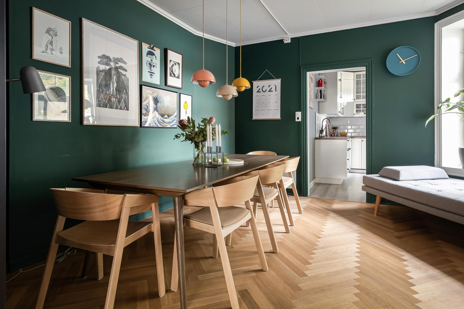 Mellom stue og kjøkken har man en nydelig spisestue på hele 20 kvm med luftig atmosfære og god plass til mange gjester. Galleribilde