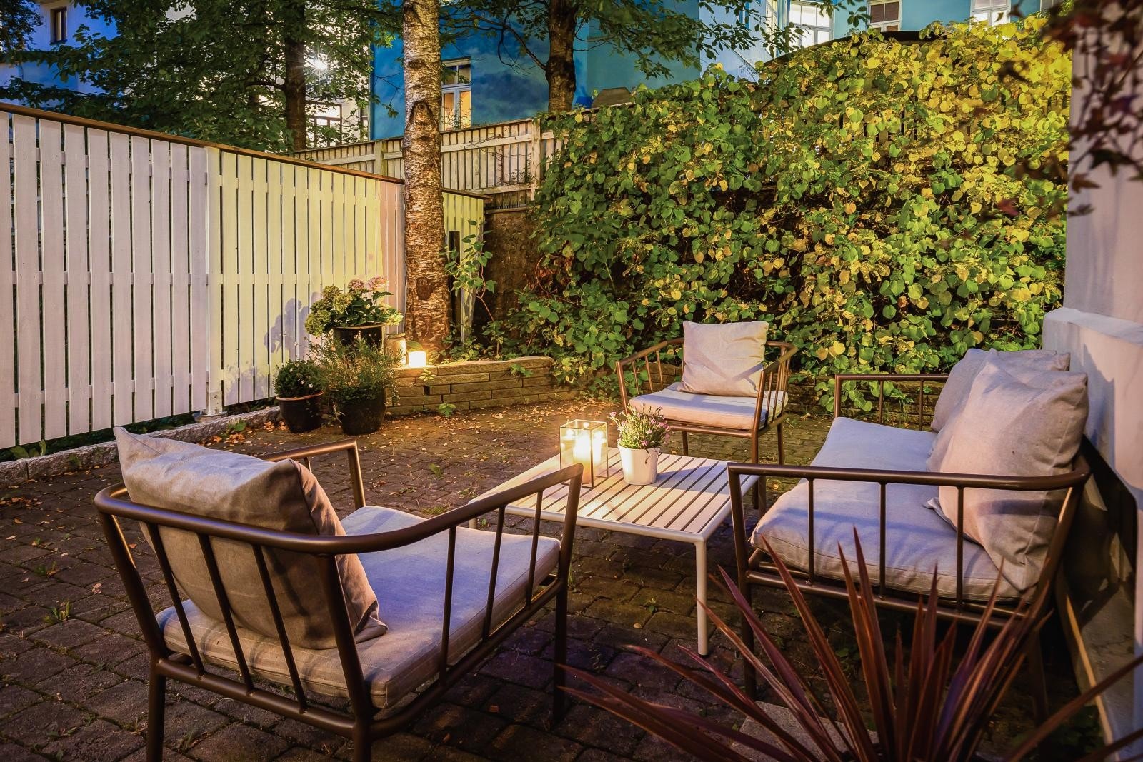 Bakgården er godt ivaretatt, med planter og blomster som kjøpes inn og settes ut ved dugnad. Flotte solforhold fra ca. kl.12:00-19:00 på sommerstid. Galleribilde