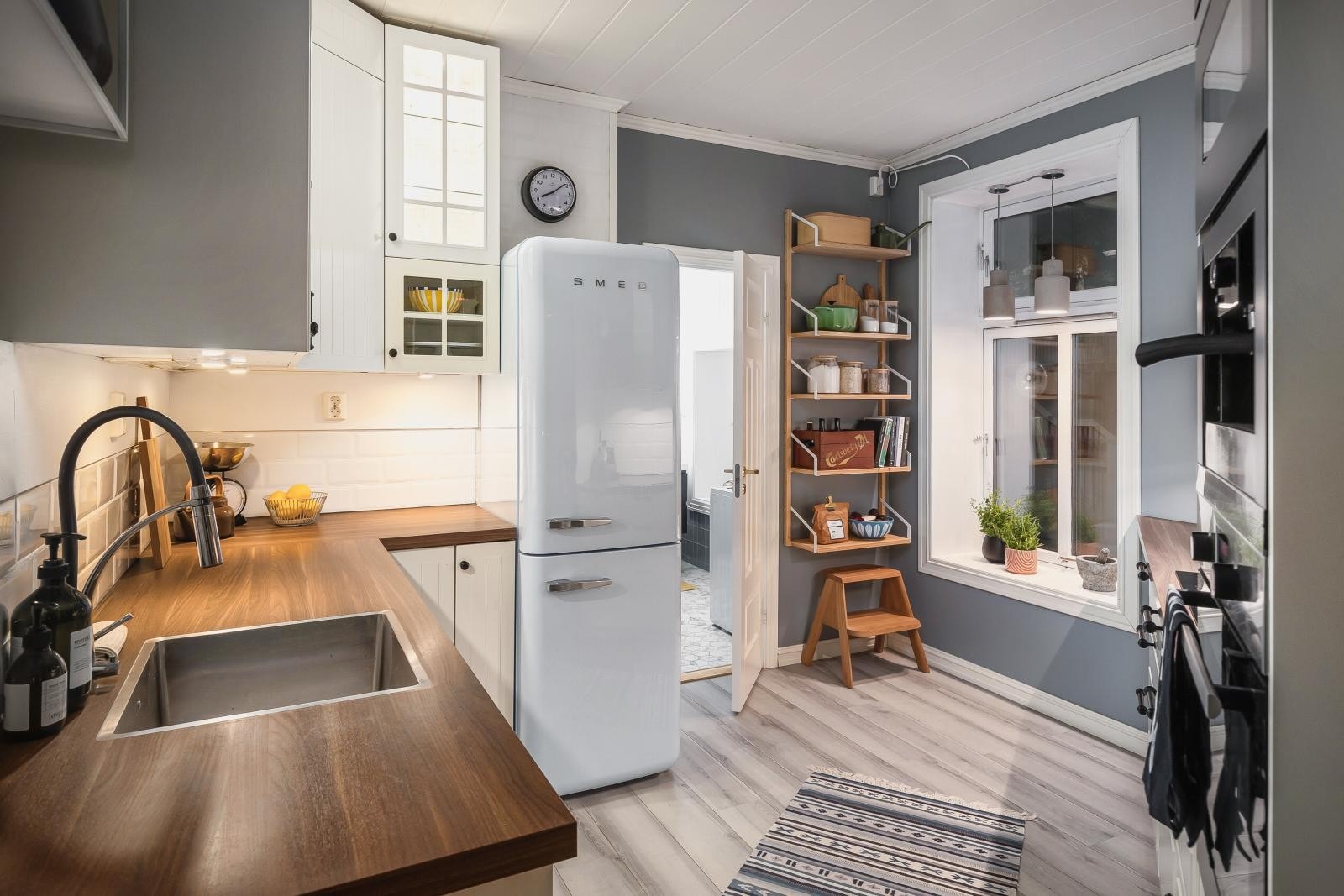 I likhet med spisestuen har man også på kjøkkenet behagelig varme i gulvet. Galleribilde