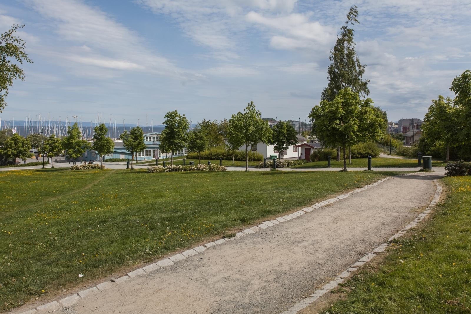 Skansen med idyllisk båtmarina, restaurant og parkområde ligger knappe tre minutters gange fra leiligheten. Galleribilde