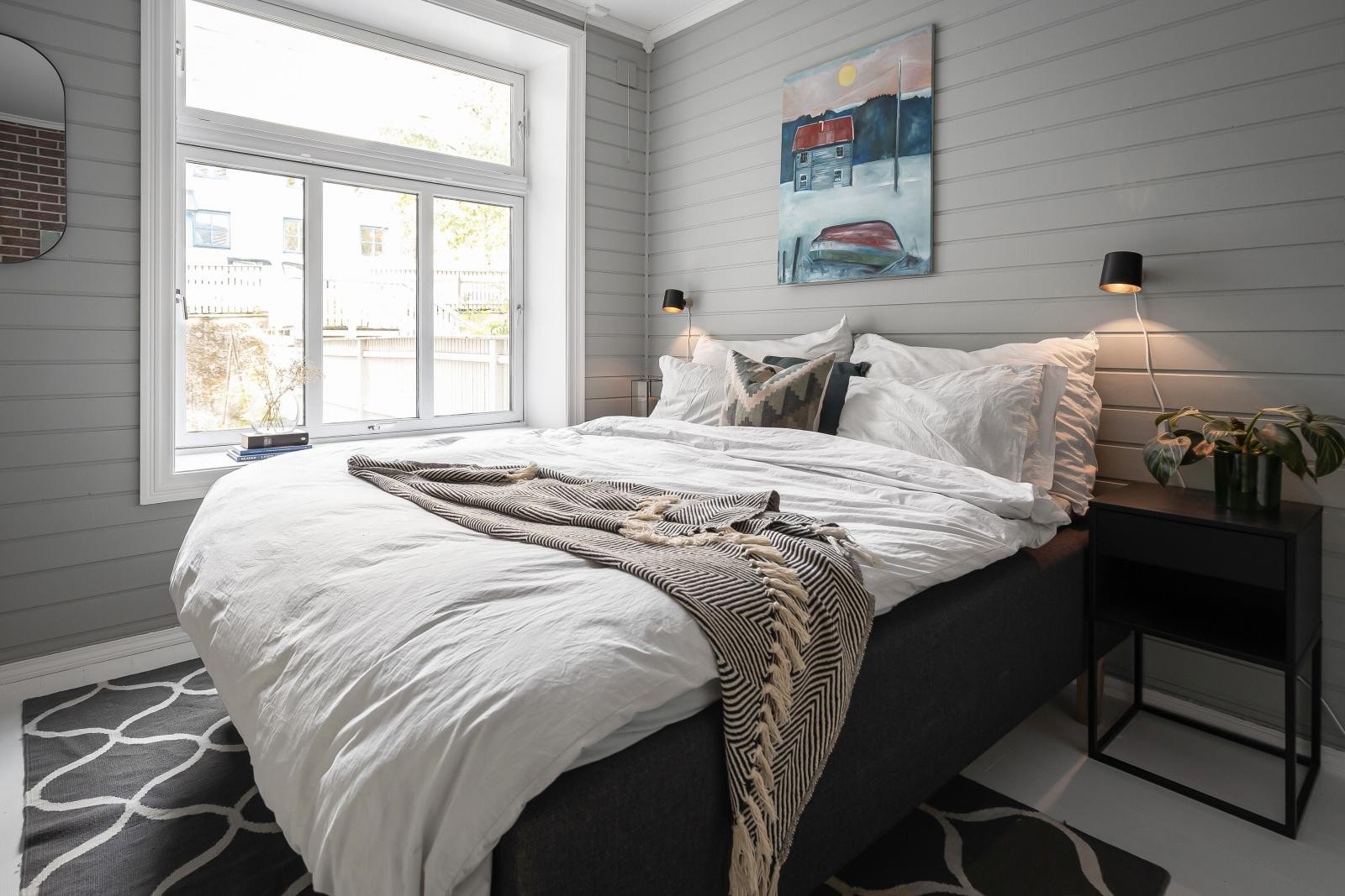 Romslig hovedsoverom med vindu vendt ut mot rolige omgivelser. Galleribilde