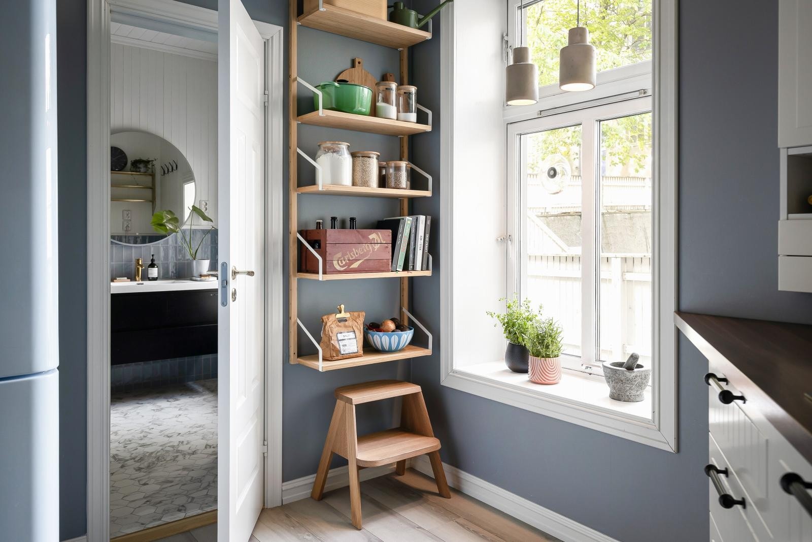 Godt, naturlig lysinnslipp gjør kjøkkenet til en fin arbeidssone. Galleribilde