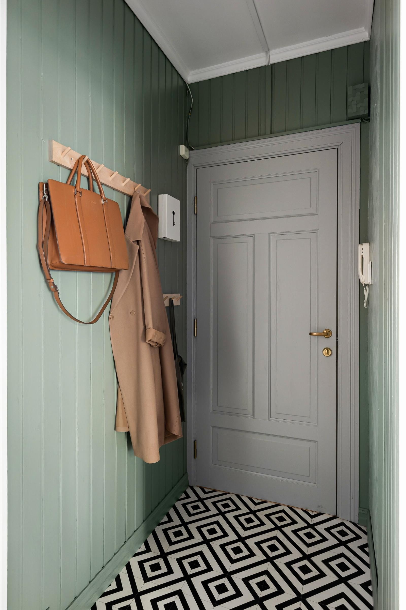 Inngangspartiet er holdt i flotte farger og har nytt gulv fra 2021. Her har man bra plass for å henge i fra seg i tillegg til eget rom for lagring på andre siden av entréen. Galleribilde