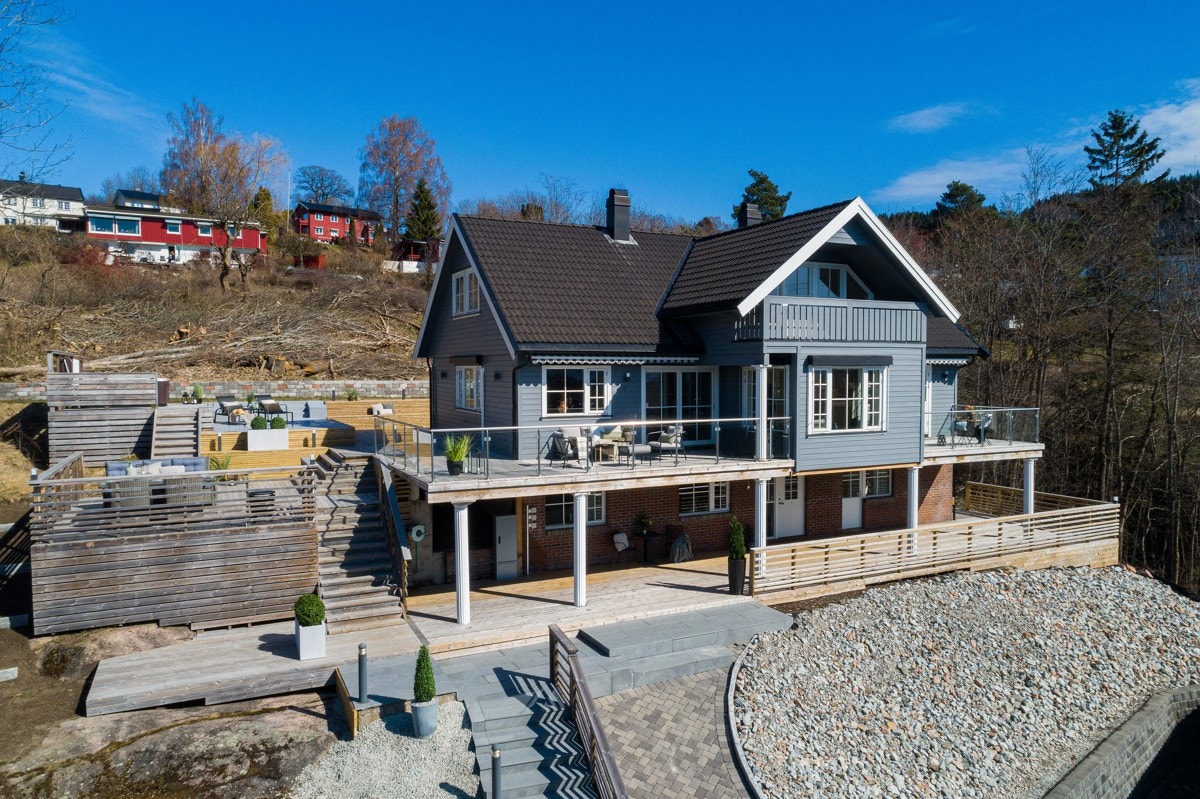 Boligen ligger høyt, fritt og usjenert til. Galleribilde