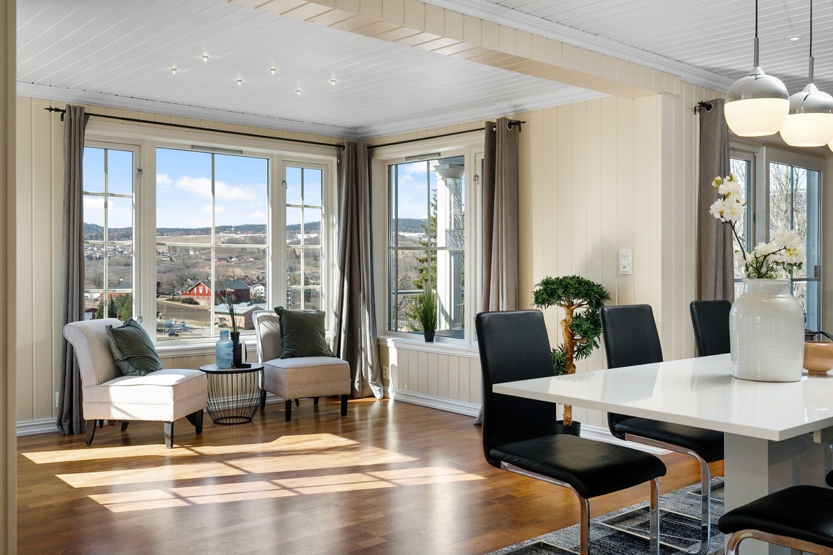 Stuen er naturlig delt inn i flere soner som gir god plass til ulike sittegrupper. Galleribilde