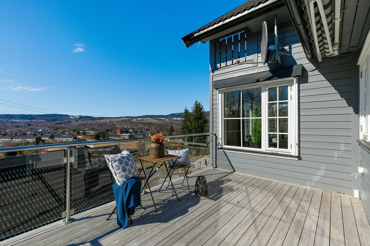 Fra kjøkkenet er det utgang til veranda med sol fra tidlig morgen. Galleribilde