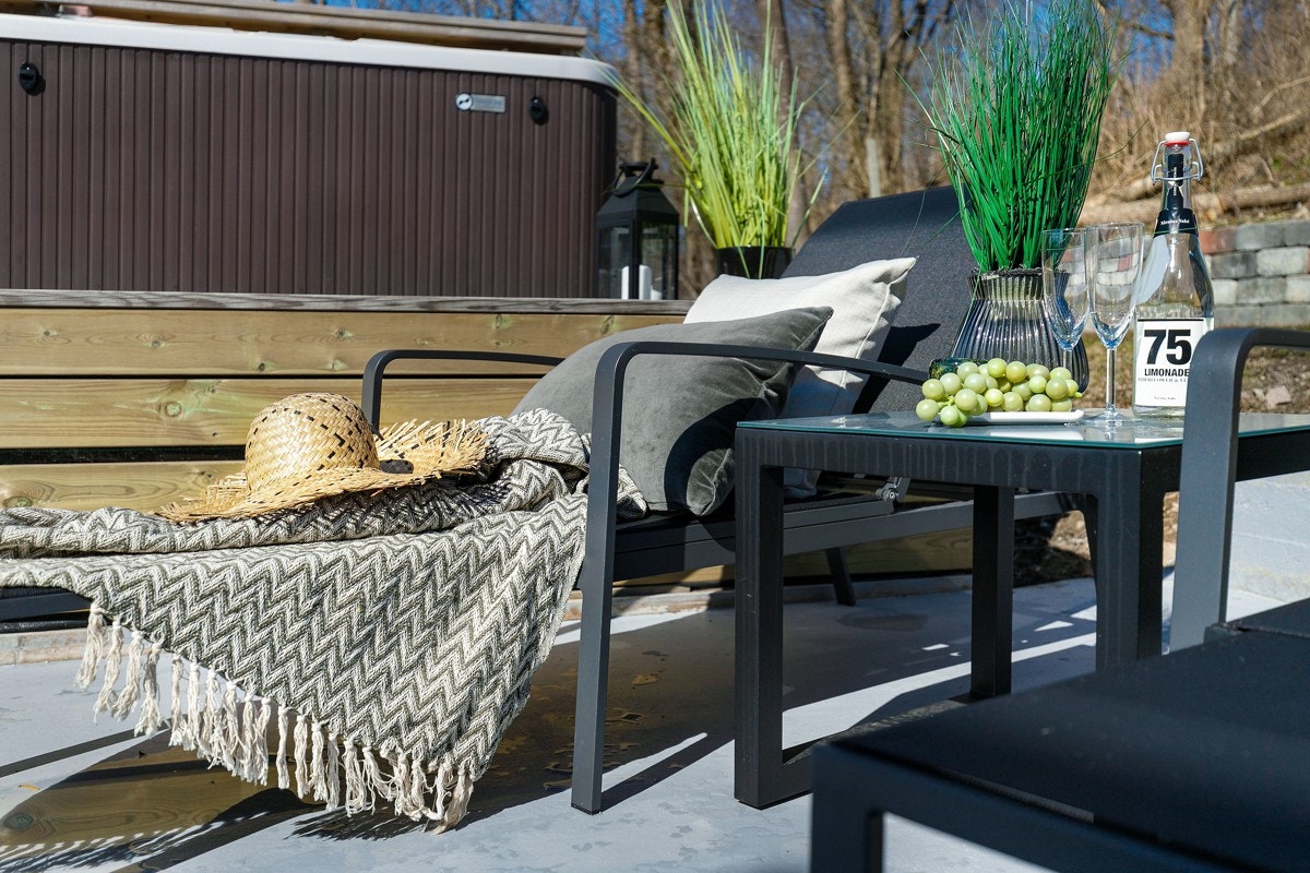 Det er flere terrasser perfekt for lange sommerdager med grilling, solbading og boblebad. Galleribilde