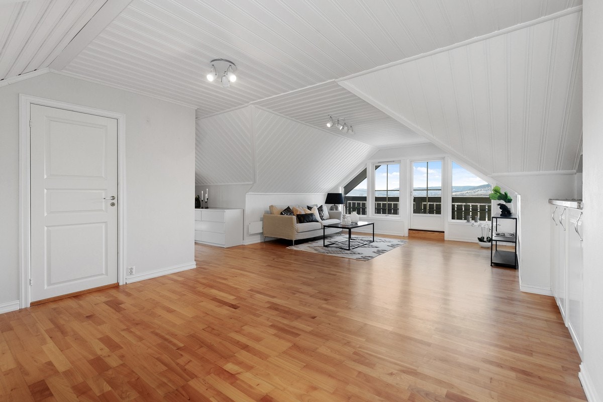 I tredje etasje har boligen en romslig loftstue med normal takhøyde og en herlig atmosfære. Galleribilde