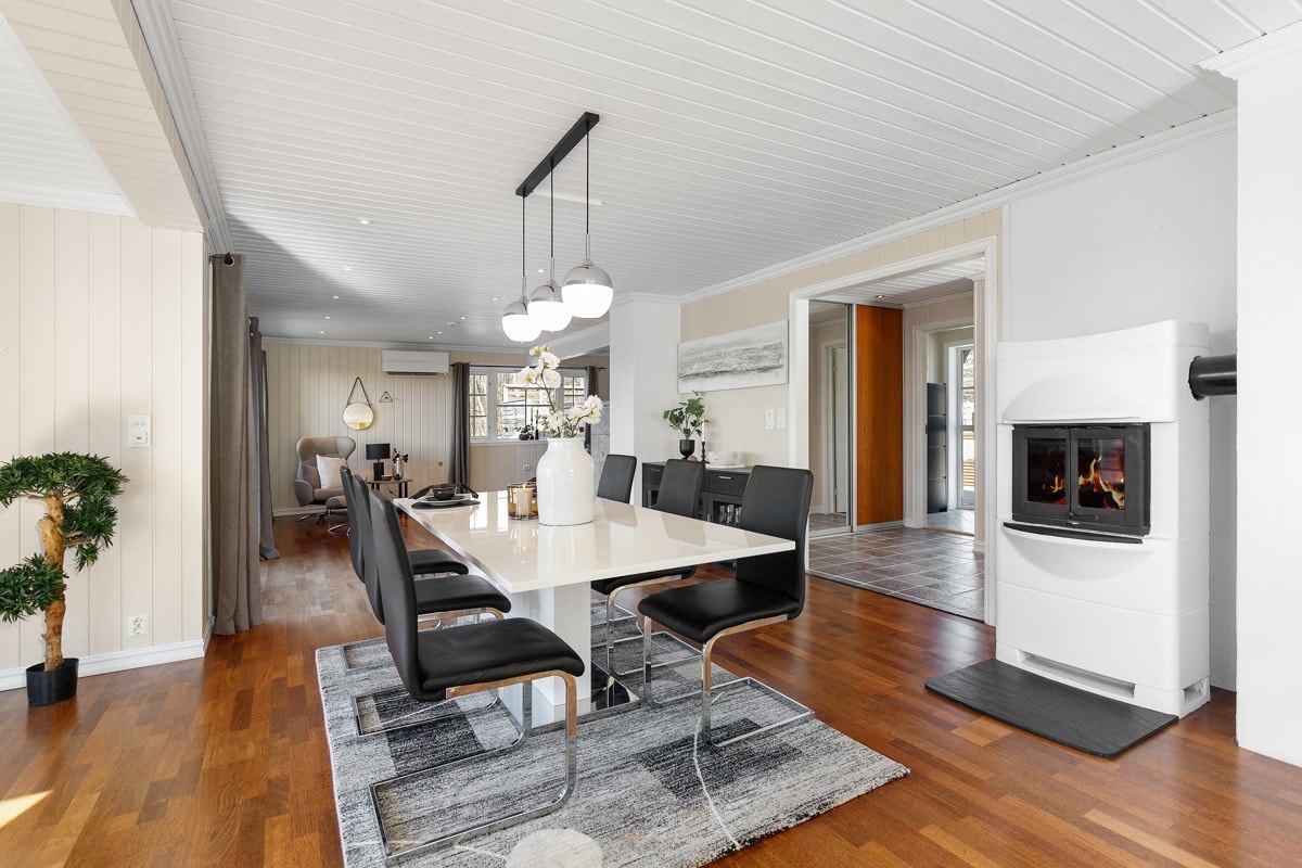 Boligen har to peisovner. Galleribilde