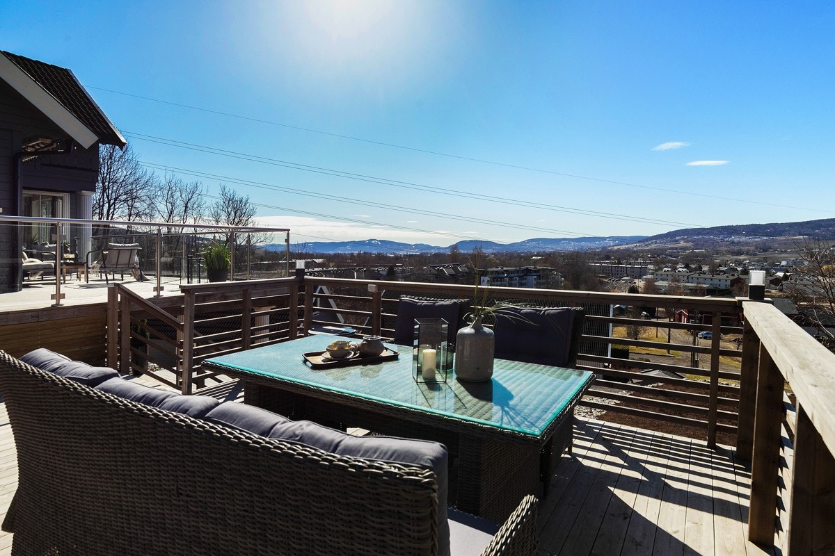 Eiendommen har flere solrike terrasser over flere nivåer. Galleribilde