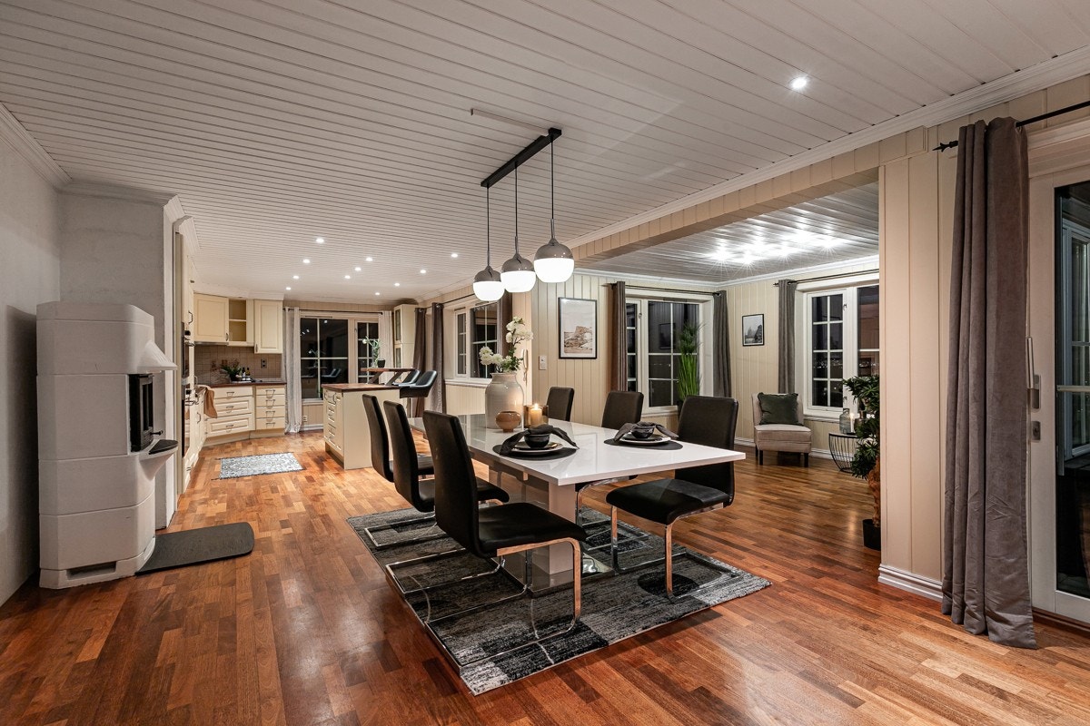 Et spisebord i grensen mot kjøkkenet. Galleribilde