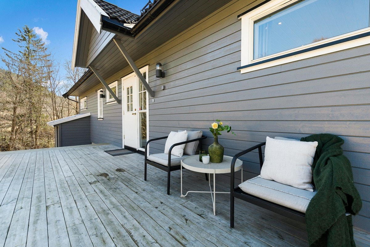 Inngangspartiet til hoveddelen ligger skjermet på baksiden. Galleribilde