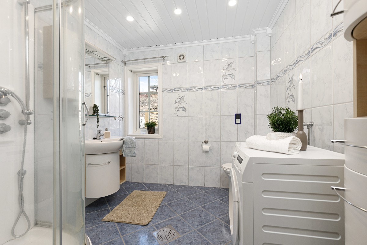 Hoveddelen har to bad, ett i hver etasje. Galleribilde