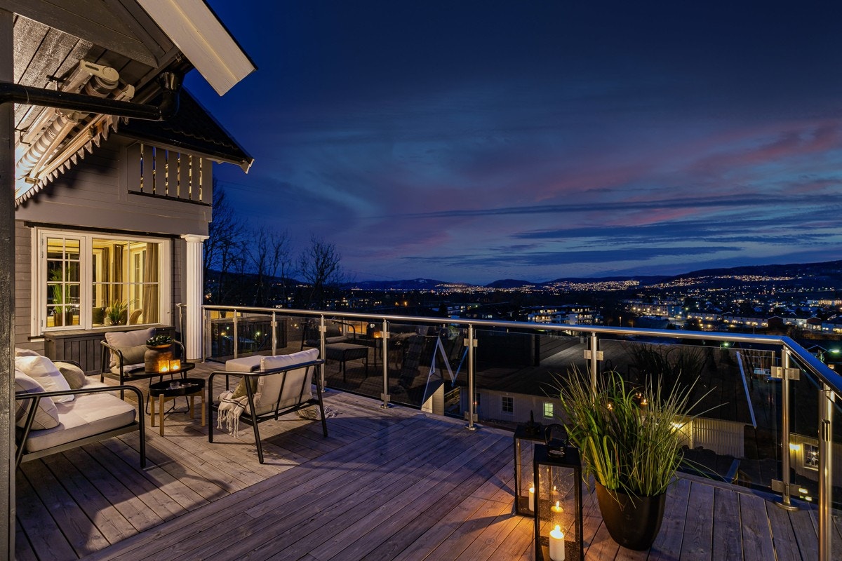 Den fine terrassen er inngjerdet med glass rekkverk. Galleribilde