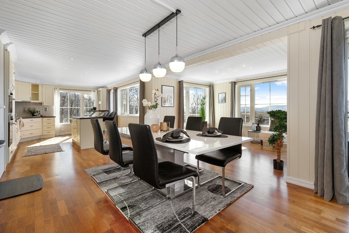 I andre etasje har boligen et stort og pent kjøkken som ligger åpent mot stuen. Galleribilde