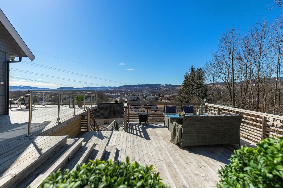 Boligen ligger høyt, fritt og usjenert til med panoramautsikt over Lierdalen og Drammen. Galleribilde