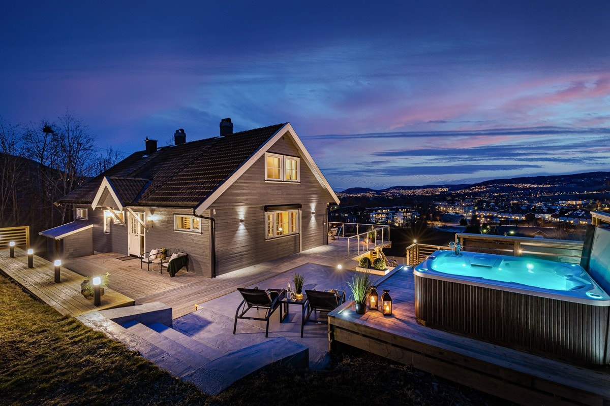 Stor enebolig med utleiedel - Leieinntekter på kr 13 000,- pr. mnd. - Panoramautsikt - Dobbelgarasje - Solrike terrasser - Jacuzzi! Galleribilde