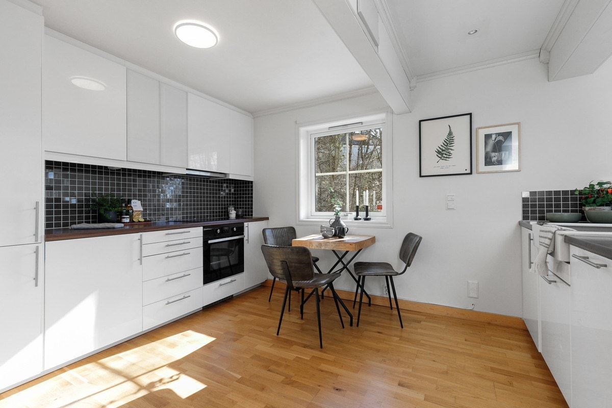 Kjøkkenet er fra Ikea og var nytt i 2015. Innredningen går parallelt i rommet og midt mellom, under et vindu. Galleribilde
