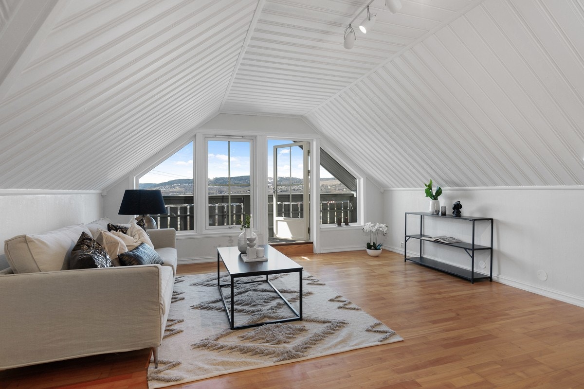 Store vinduer og en glassdør gir fint dagslys, og den overbygde balkongen utenfor byr på imponerende utsikt. Galleribilde