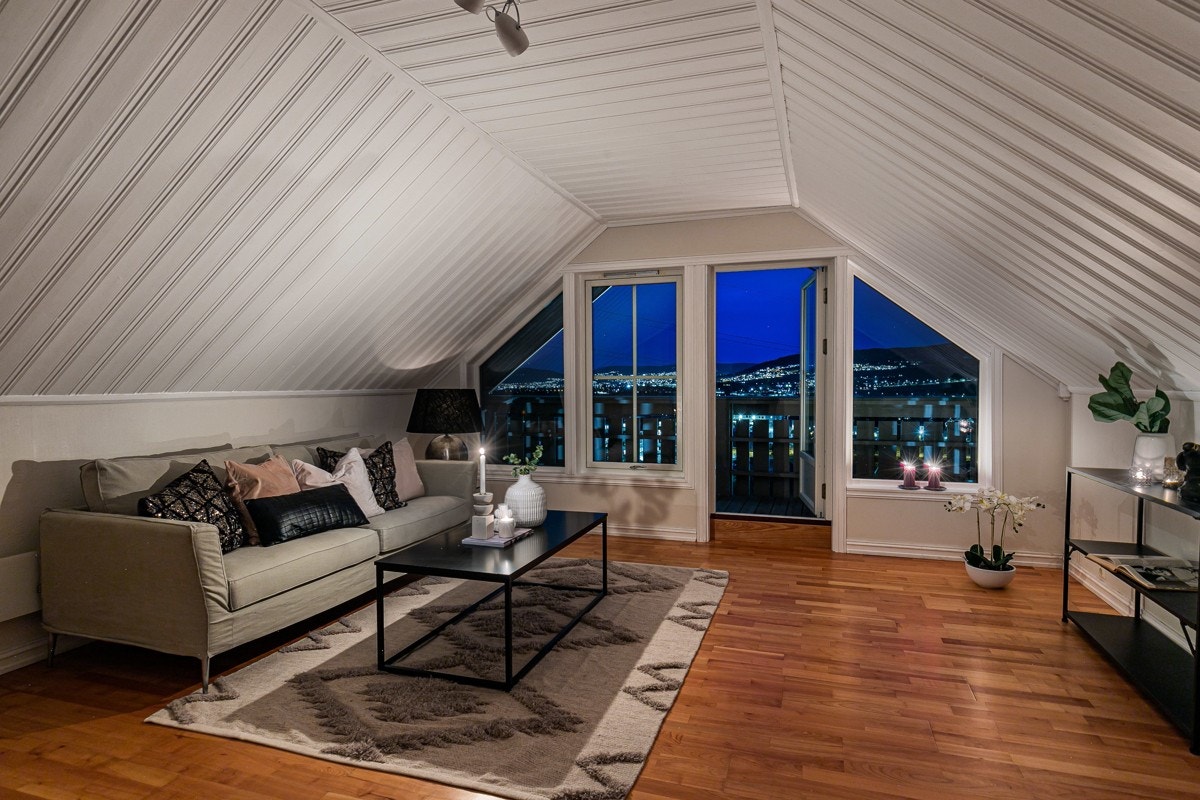 Rommet har panelkledd skråhimling, hvite vegger og parkettgulv. Galleribilde