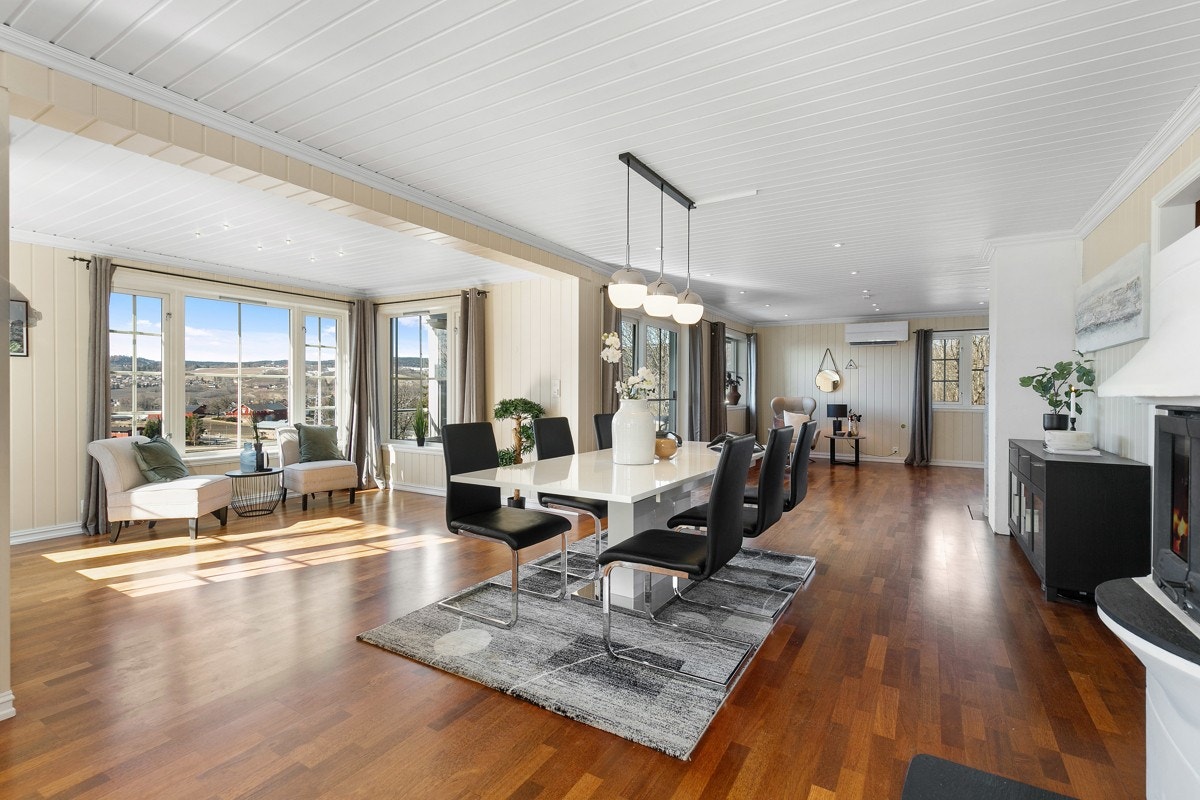 Fire av vinduene har utvendige persienner for god solskjerming. Galleribilde