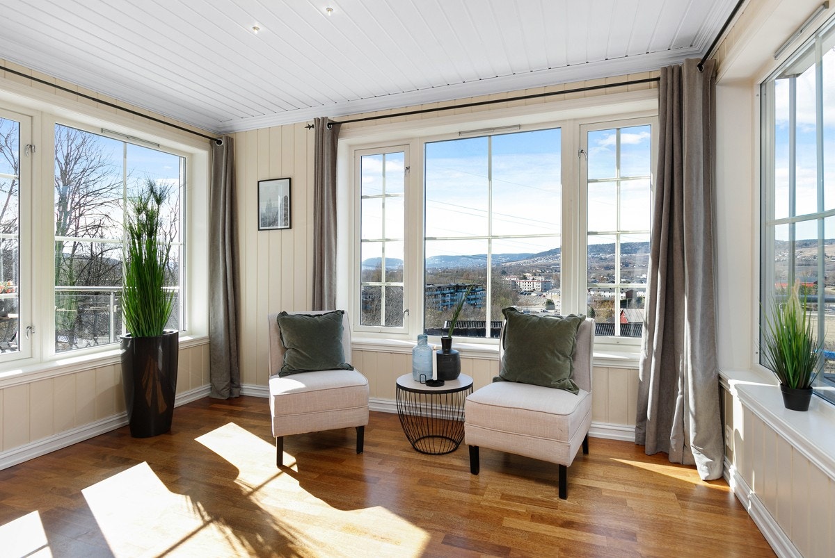 Den fineste plassen er kanskje midt i stuen, i et stort karnapp, hvor utsikten kan nytes aller best. Galleribilde