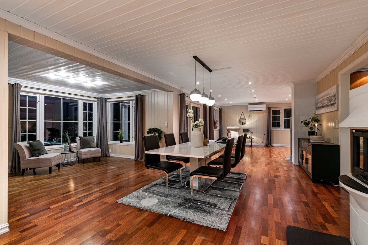 Selve stuen har vegger med smartpanel i en dus fargevalør og parkettgulv. Galleribilde