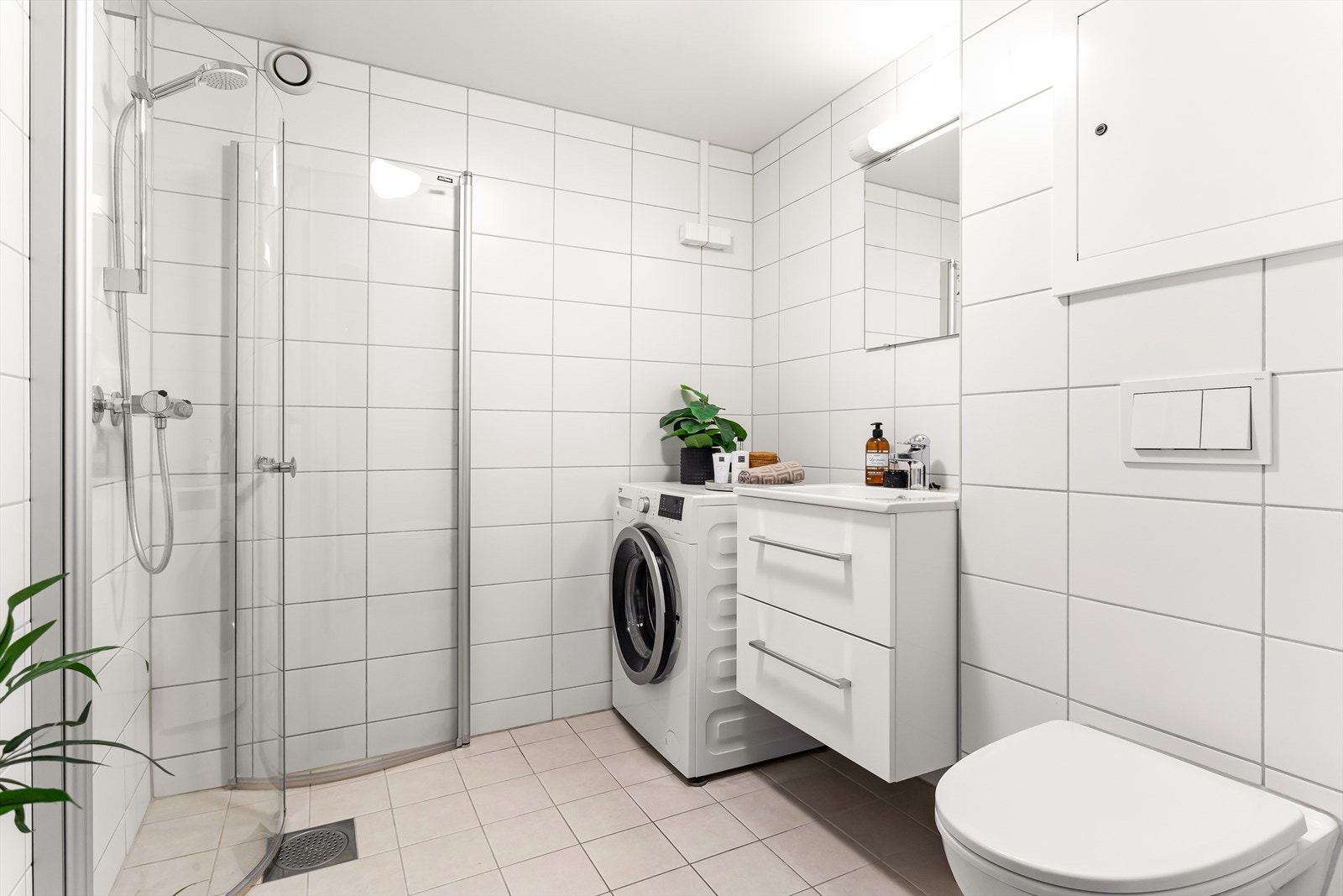 Røropplegget ble skiftet ut i 2018 med nye rør-i-rør i leiligheten. Koblingsskap på bad. Galleribilde