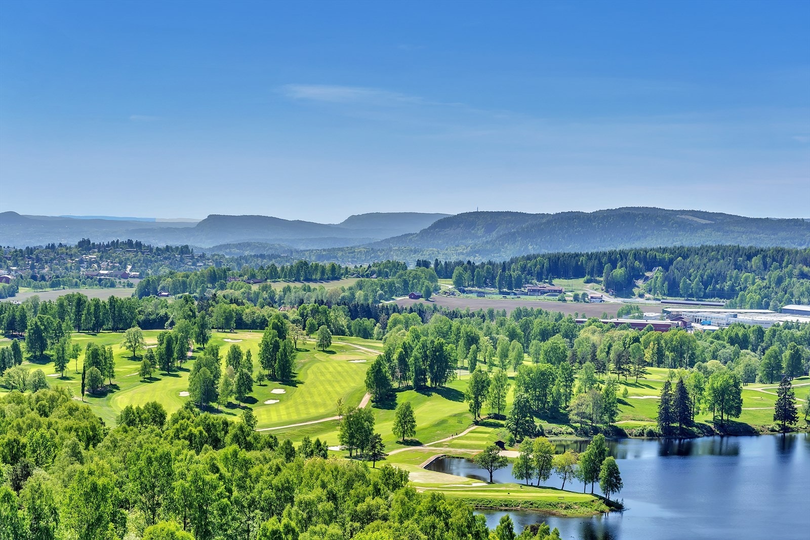 Hovseter ligger tett på marka, skog og flott natur Galleribilde