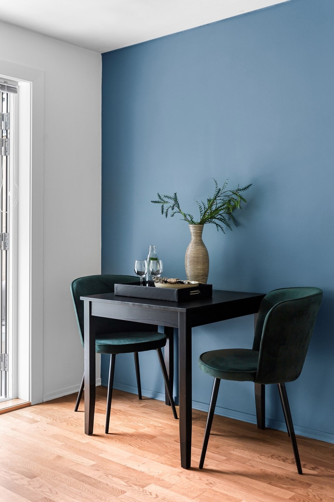 Spiseplass praktisk plassert ved utgang ut til stor balkong Galleribilde