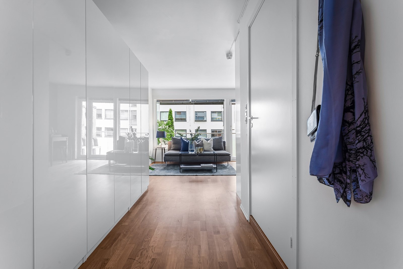 Arealeffektiv 1-roms med mye lagringsplass, store vindusflater og stort bad. Galleribilde