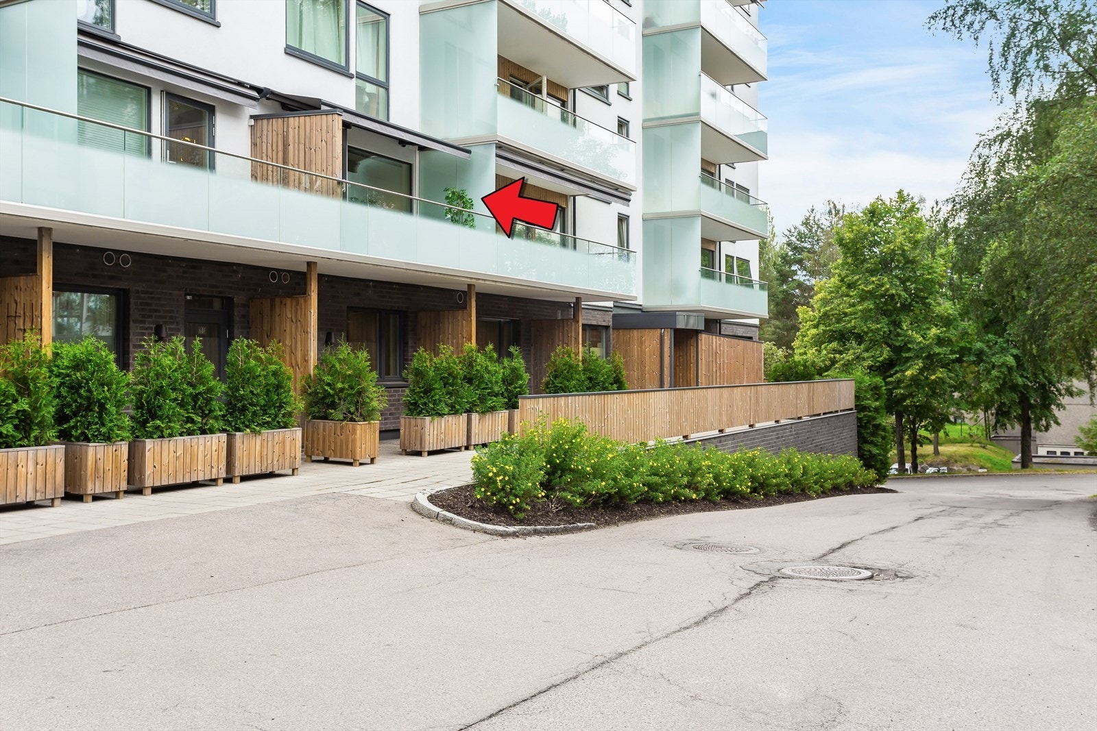 Pent beplantet i -og rundt borettslaget. Leiligheten ligger i byggets 2.etasje med heis - se pil Galleribilde