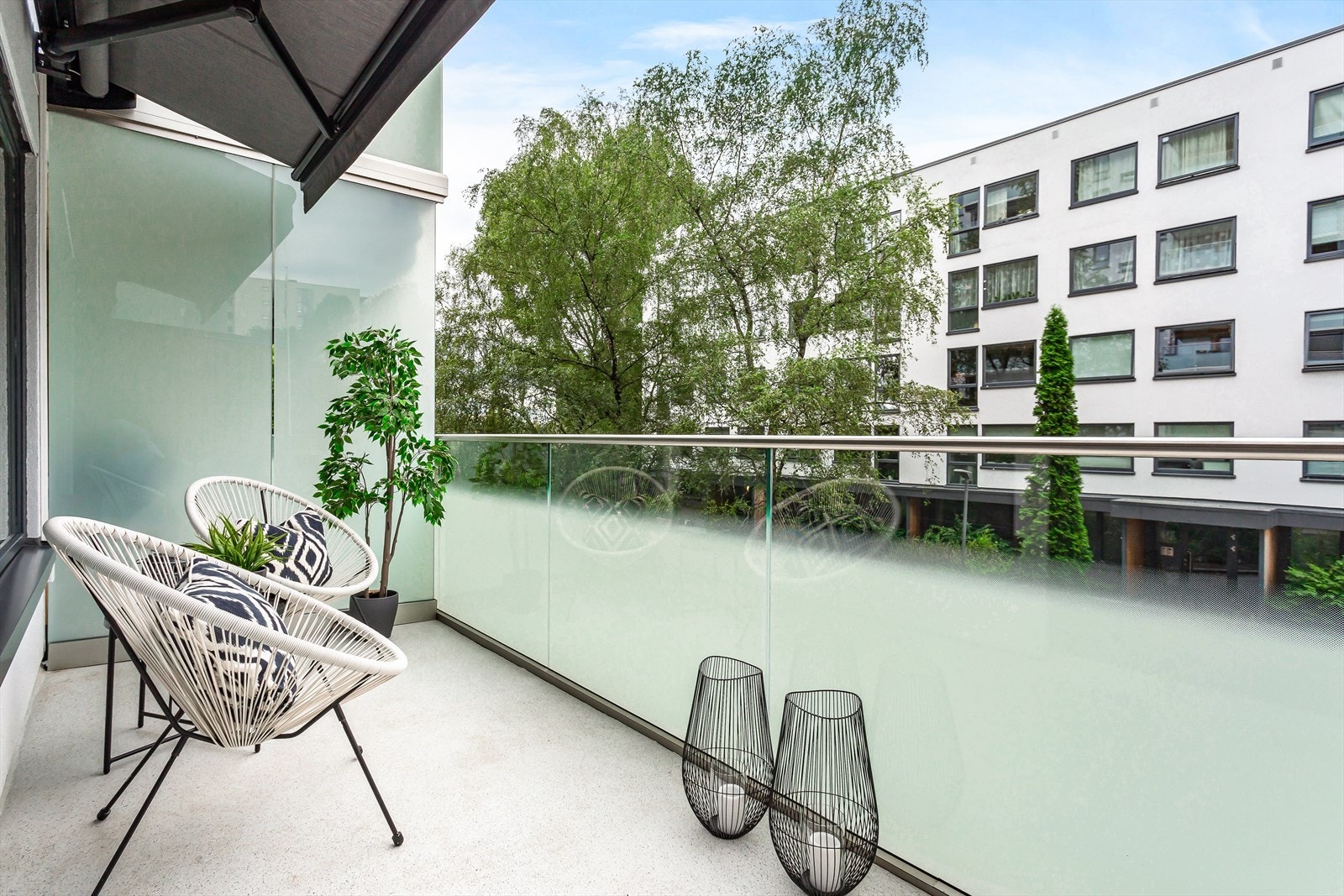 Pent utsyn fra balkongen mot nyrehabiliterte fasader på nabobygg Galleribilde