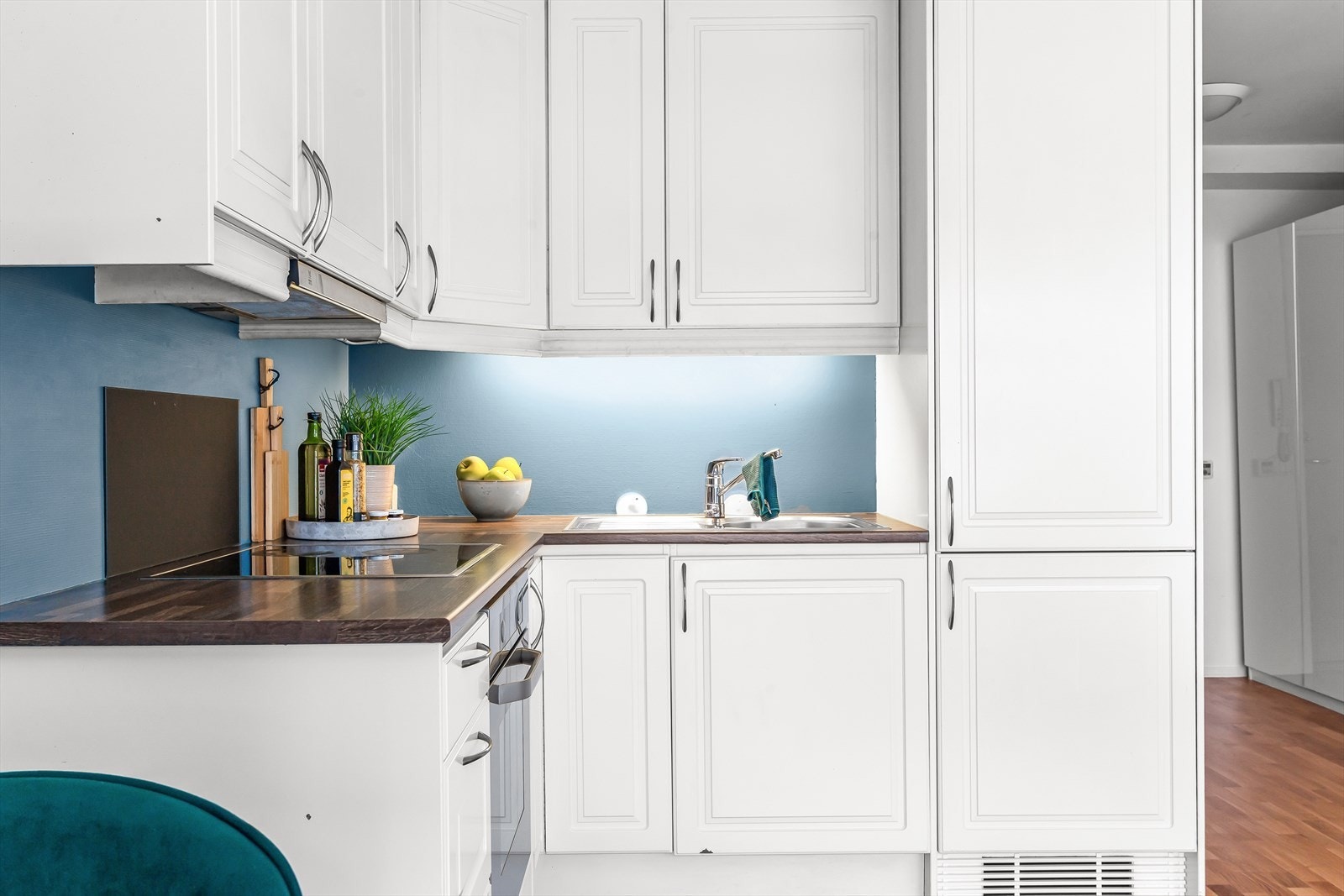 Fin kjøkkenkrok med mye skapplass Galleribilde