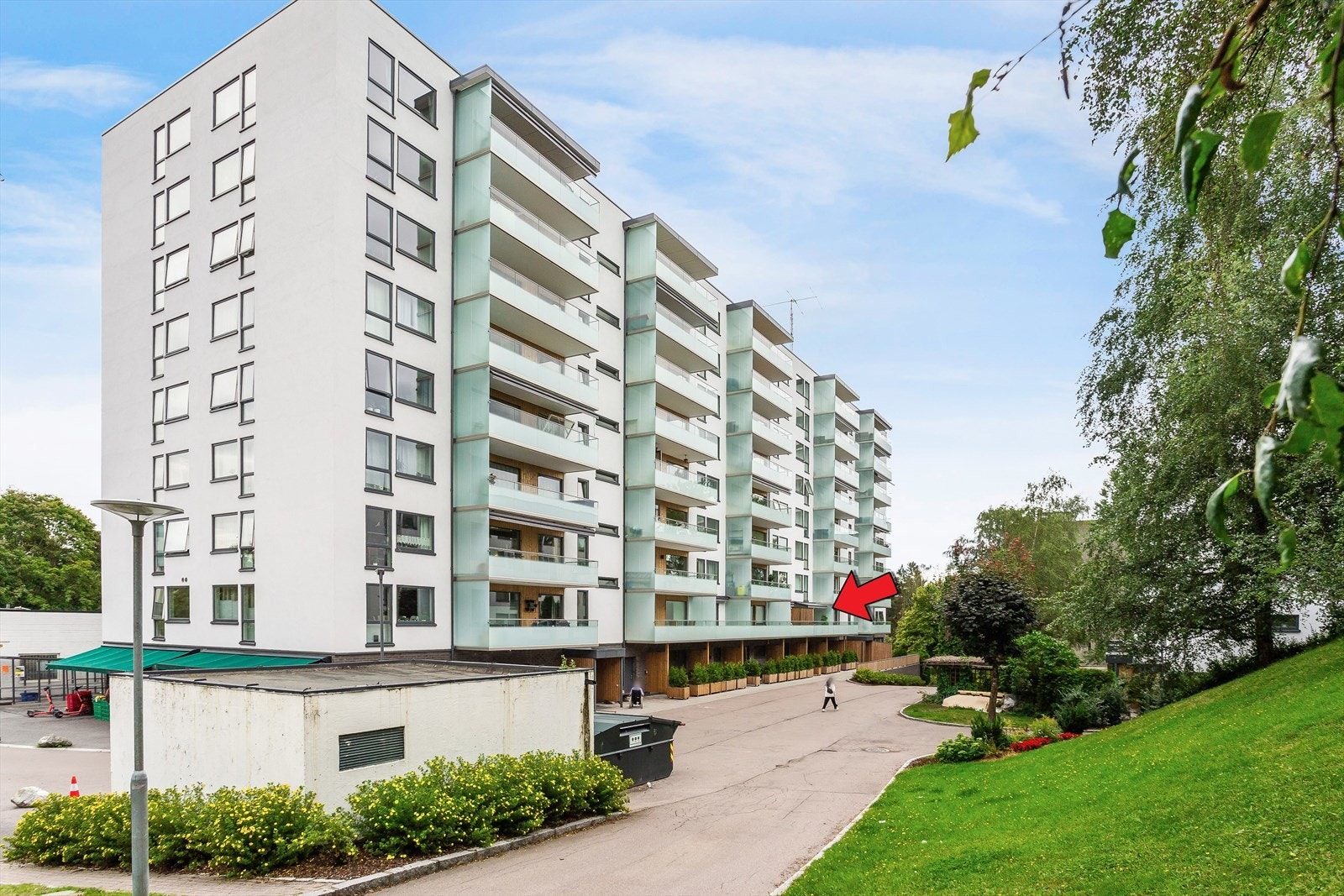 Fasade og i front Hovseter Frukt og Grønt Dagligvarebutikk, åpen også på søndager! Fin intern beliggenhet, se pil. Galleribilde