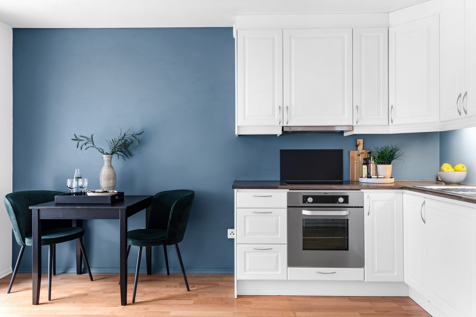 Kjøkkeninnredning med profilerte fronter Galleribilde