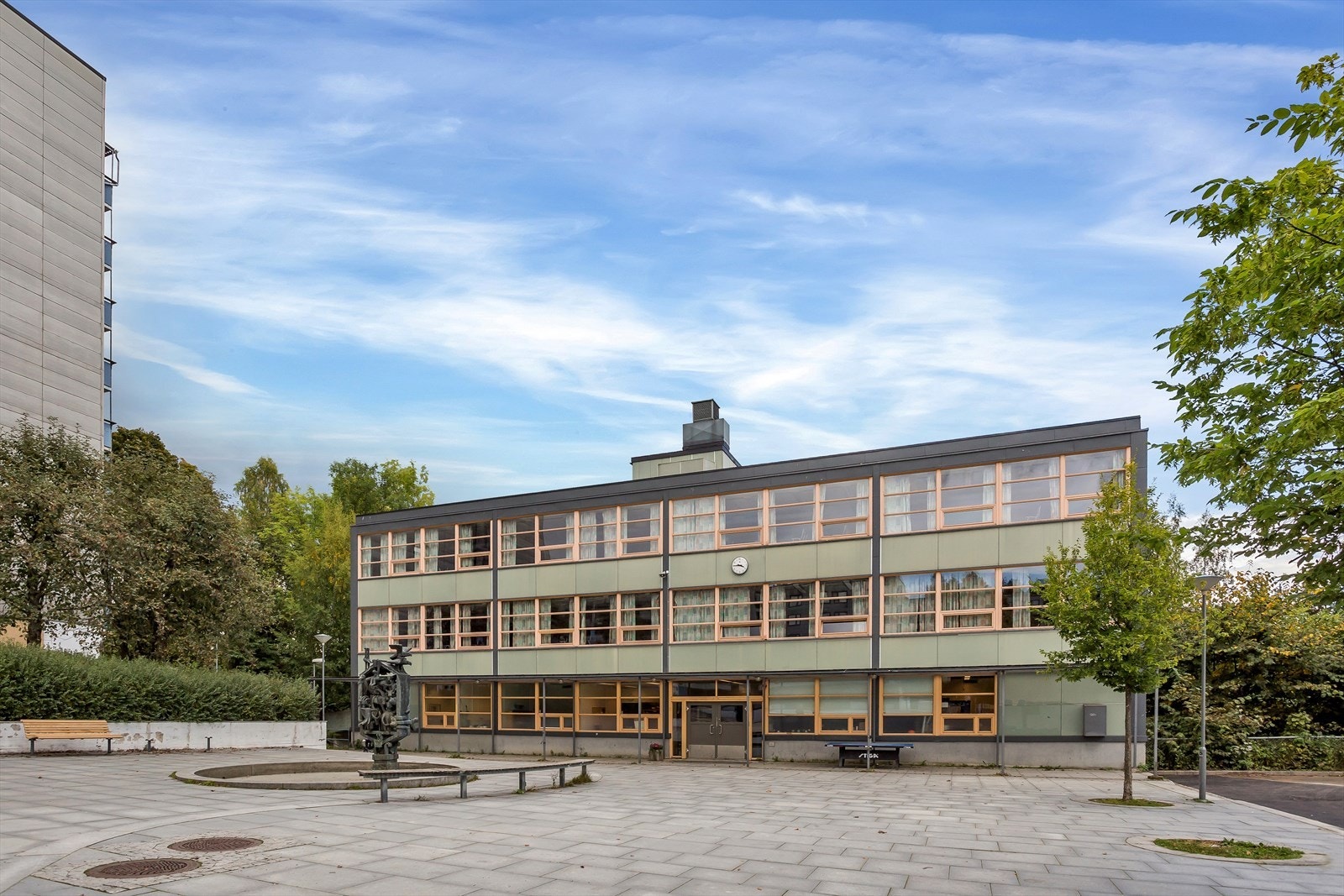 Hovseter Torg med Hovseter Ungdomsskole i bakgrunnen Galleribilde