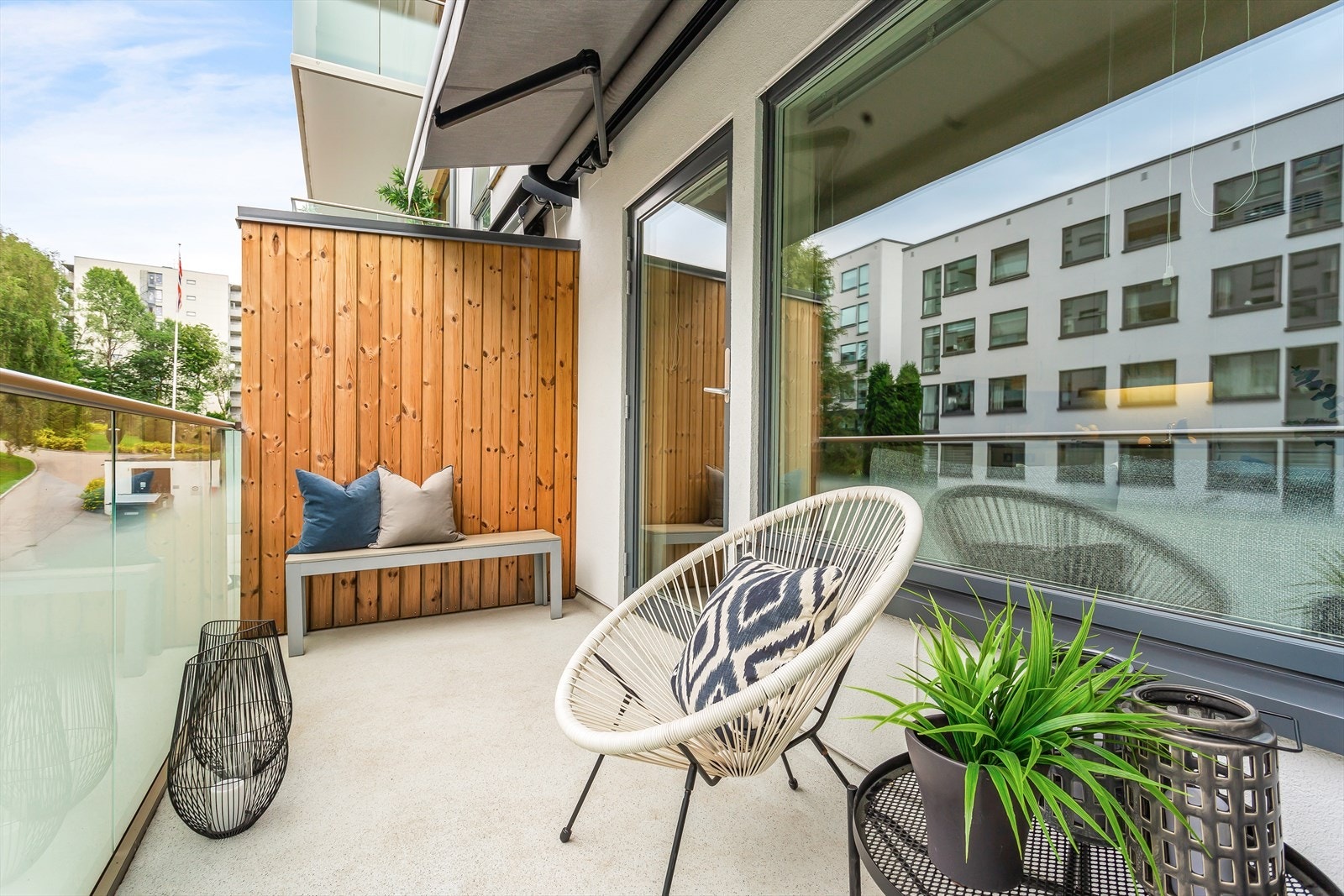 Som ny - balkong med elektrisk markise, rekkverk i glass og skillevegger med trepanel Galleribilde