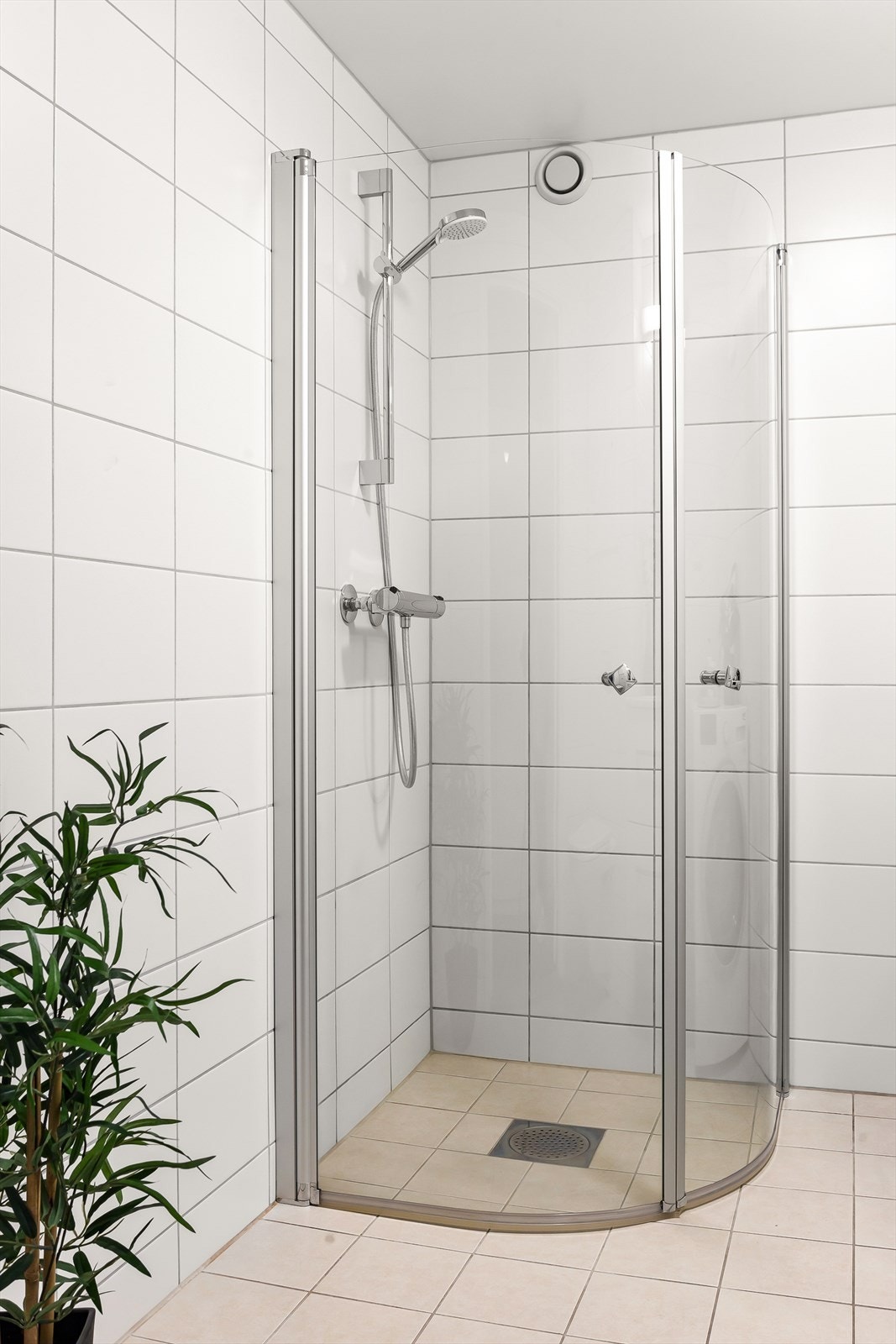 I dusjsonen er det svingbare glassvegger Galleribilde